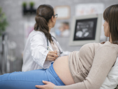 Gravid på ultralydundersøkelse. Foto