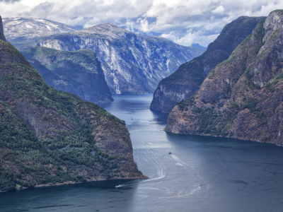 En norsk fjord med høye fjell på hver side. Foto