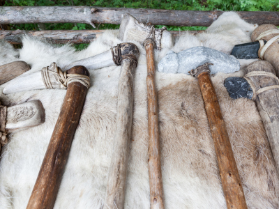 Syv trepinner med forskjellige former for stein knyttet til dem ligger på et pelsunderlag. Foto