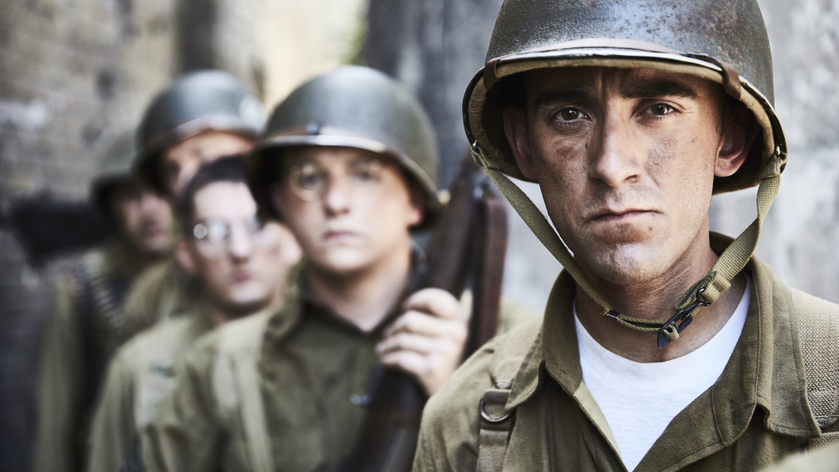 Soldater andre verdenskrigen med hjelmer og våpen. Foto.