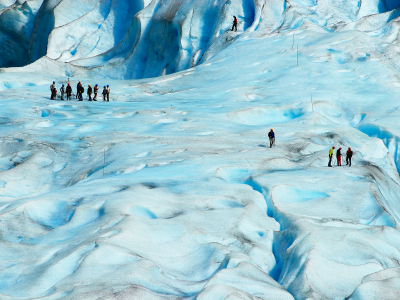 Jostedalsbreen. En stor isbre med to menneskegrupper som går på isbreen. Foto
